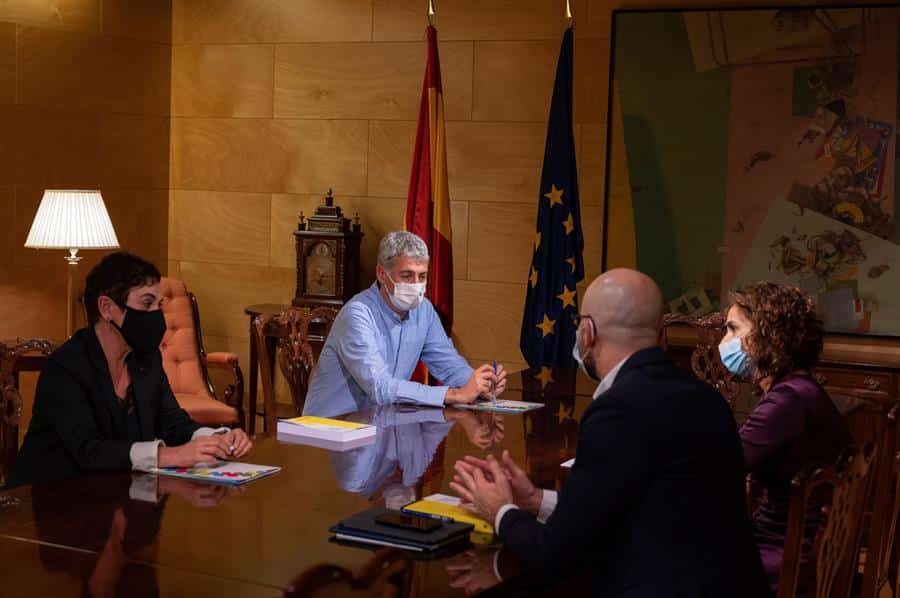 Reunión de María Jesús Montero y Nacho Álvarez con los representantes de Bildu en el Congreso.