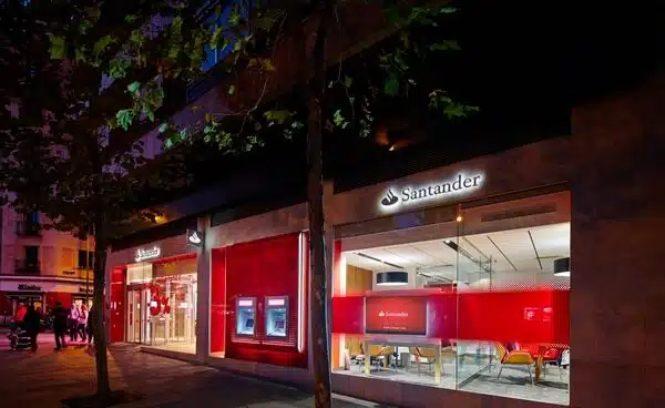Santander y los sindicatos firman el ERE para 3.572 empleados y 1.033 sucursales