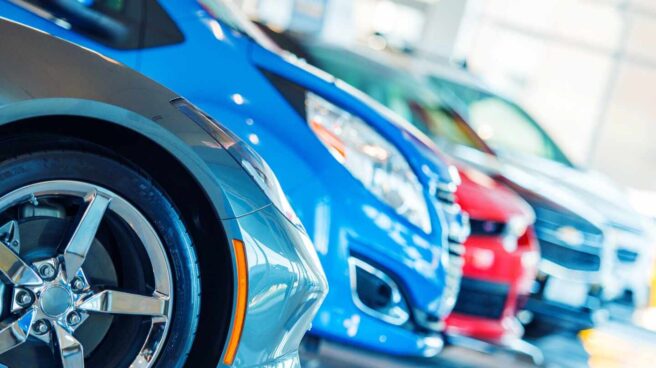 Coches azules en fila con un coche rojo: ¿afecta el color al seguro de mi coche?