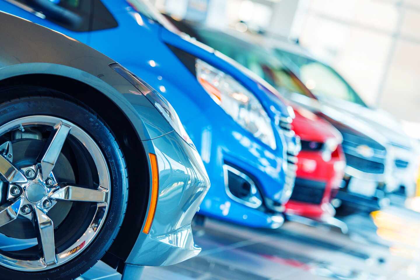 Coches azules en fila con un coche rojo: ¿afecta el color al seguro de mi coche?