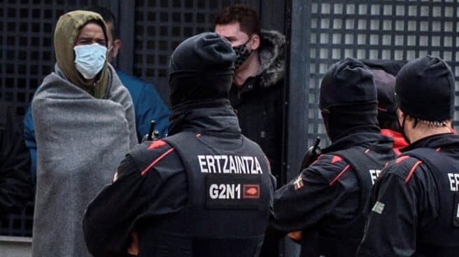 Sorprenden a 67 jóvenes toda la noche de fiesta en un convento de Derio Un asistente a la fiesta (izq) aguarda junto a agentes de la Ertzaintza este lunes durante el proceso de identificación de los 67 asistentes a una fiesta celebrada la pasada en la hospedería de un convento de Derio (Bizkaia).