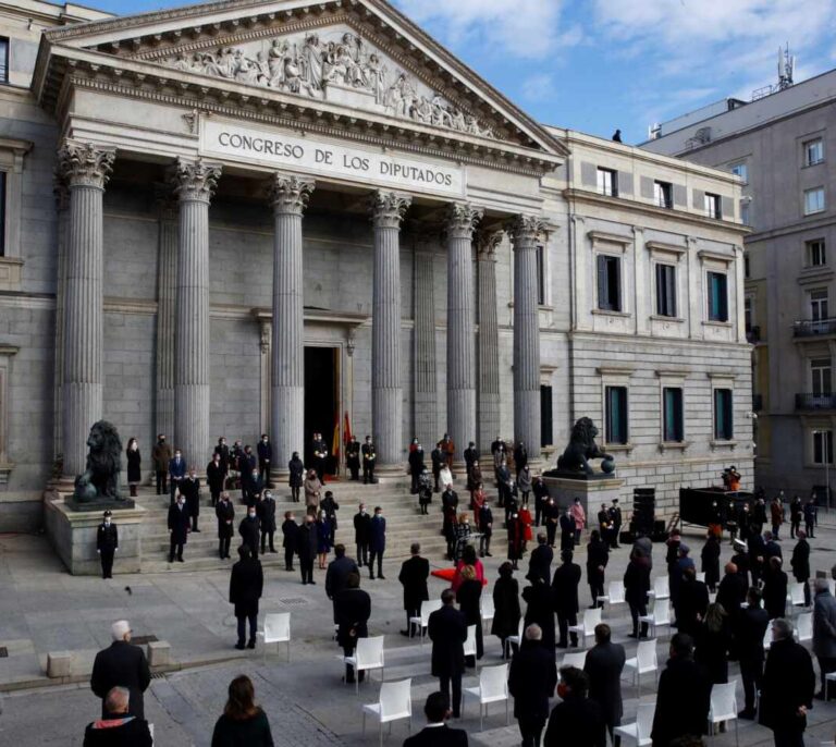 Izquierda y derecha se enzarzan en mutuas acusaciones de incumplimiento constitucional