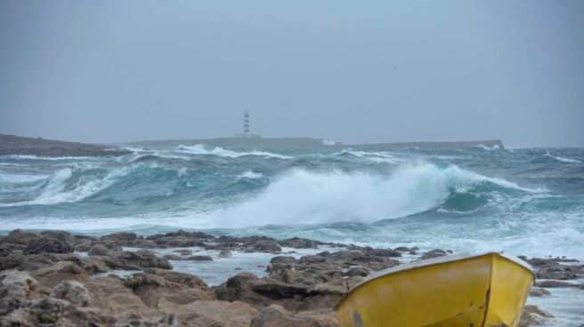 Varias olas rompen en la orilla de la costa de Biniancolla, en Menorca.