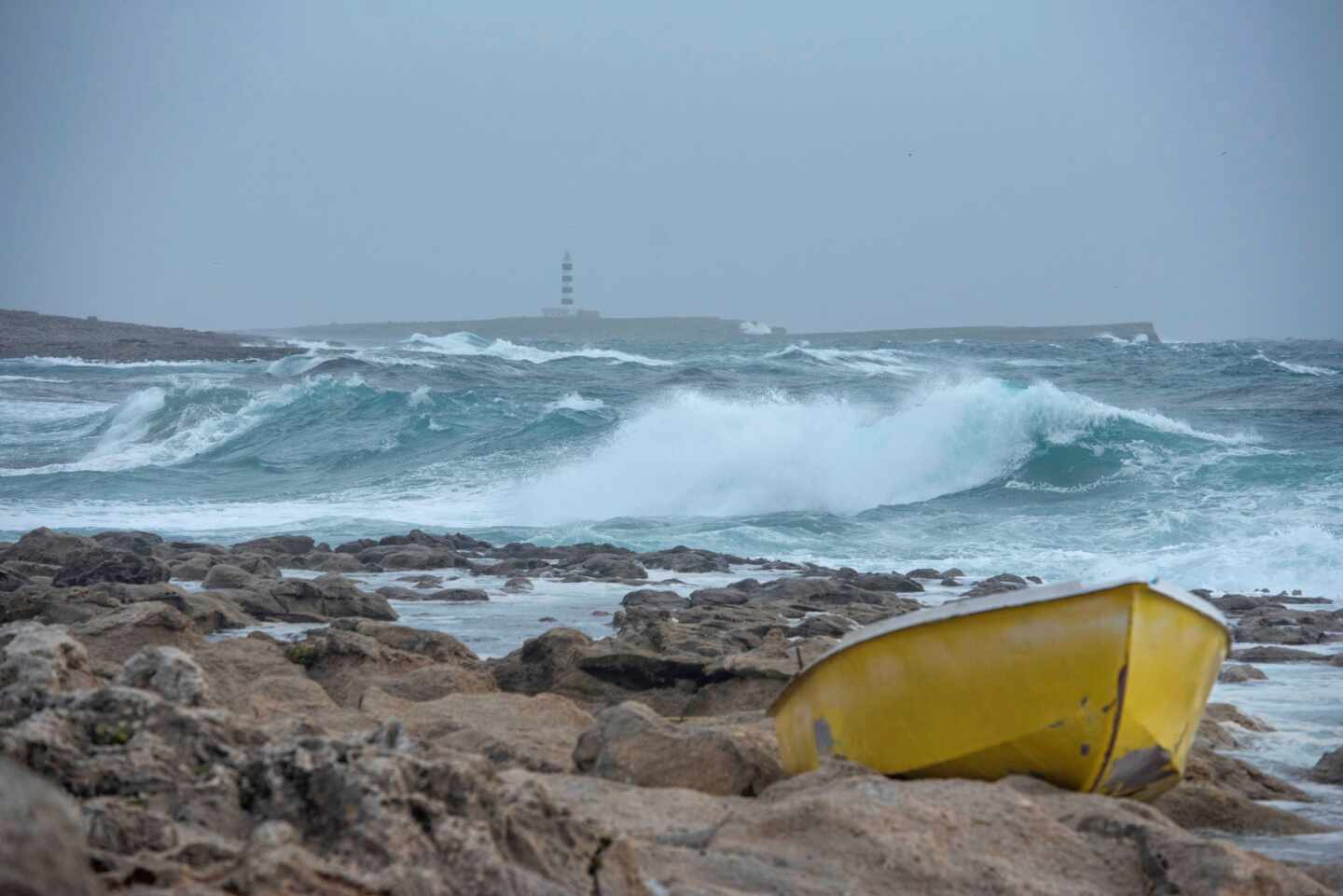 Varias olas rompen en la orilla de la costa de Biniancolla, en Menorca.