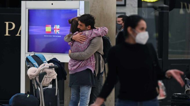 Pasajeros a su llegada al aeropuerto Adolfo Suárez Madrid Barajas este lunes.