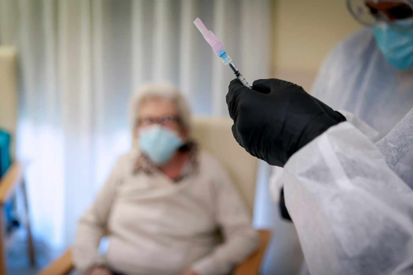 Una sanitaria prepara una dosis de la vacuna contra el Covid-19 en la residencia Rosalba de Mérida, el pasado domingo.