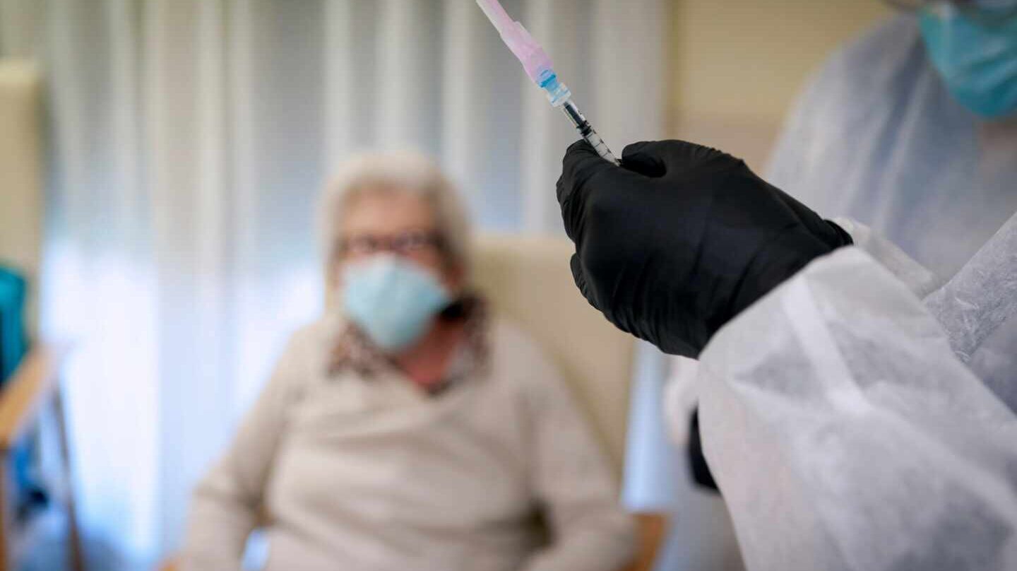 Una sanitaria prepara una dosis de la vacuna contra el coronavirus en Mérida (Badajoz).