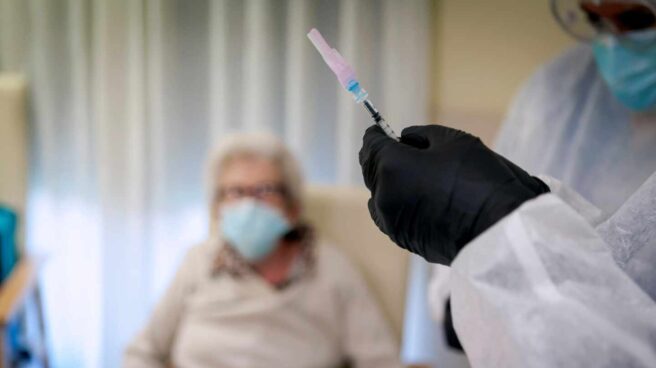 Una sanitaria prepara una dosis de la vacuna contra el coronavirus en Mérida (Badajoz).