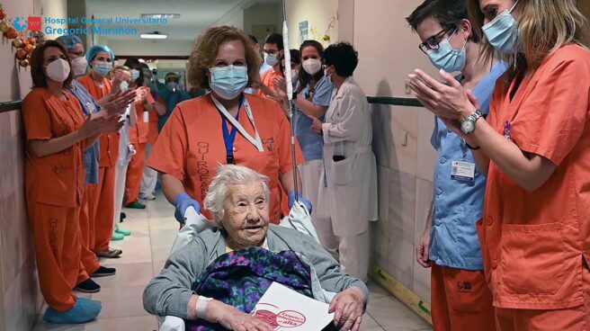 Elena, de 104 años de edad, recibe el alta tras sobrevivir al coronavirus.