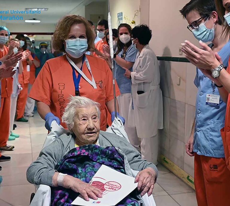Una paciente con 104 años recibe el alta tras superar una neumonía por coronavirus
