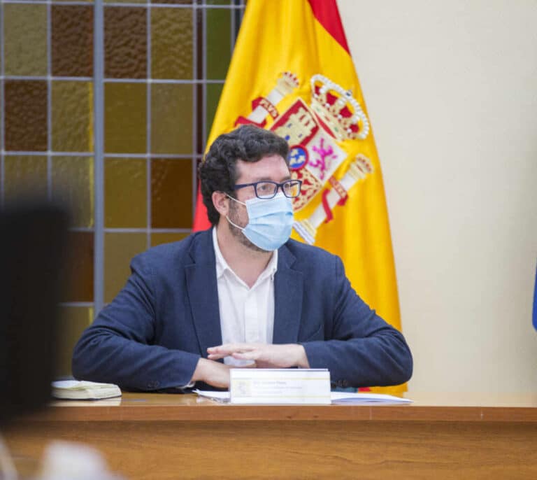 Trabajo volverá a reunirse con sindicatos y patronal, pero no descarta la subida del SMI sin acuerdo