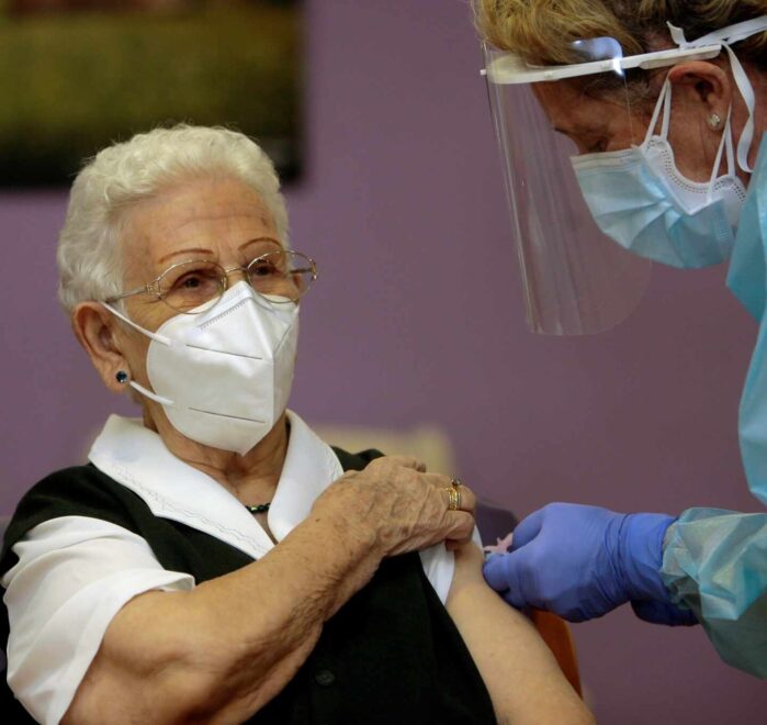 Araceli, la primera mujer vacunada de coronavirus.