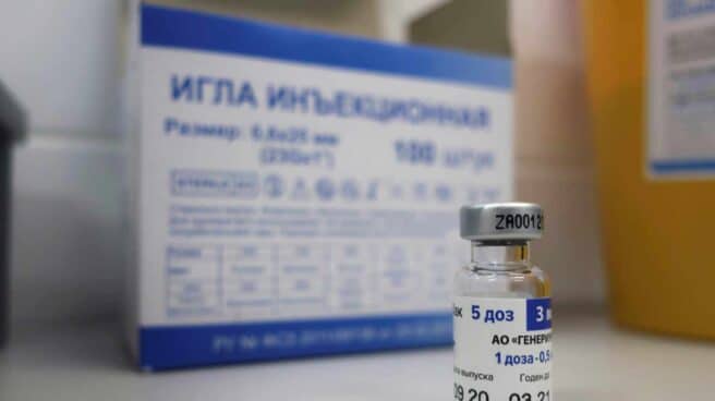 Una dosis de la vacuna rusa contra la covid-19, Sputnik-V en un centro de vacunación de Moscú, Rusia.