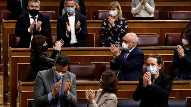 32bf9e68132ade0fabc26da663afa826b4c406b0 Sánchez, Calvo e Iglesias, en el debate de Presupuestos.