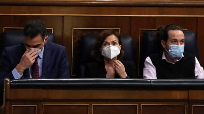 El presidente del Gobierno, Pedro Sánchez, junto a la vicepresidenta primera, Carmen Calvo, y el vicepresidente segundo, Pablo Iglesias.