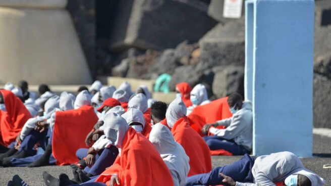 El Gobierno aprovecha el 'puente' para trasladar a 313 migrantes a Valencia desde Canarias Integrantes de una patera que llegó a La Restinga, en la isla canaria de El Hierro.