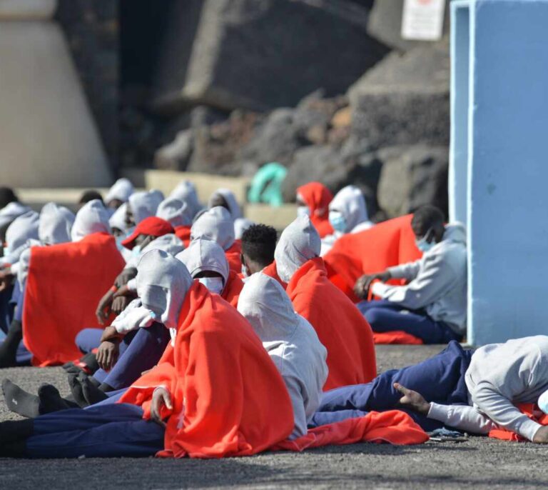 El Gobierno aprovecha el 'puente' para trasladar a 313 migrantes a Valencia desde Canarias