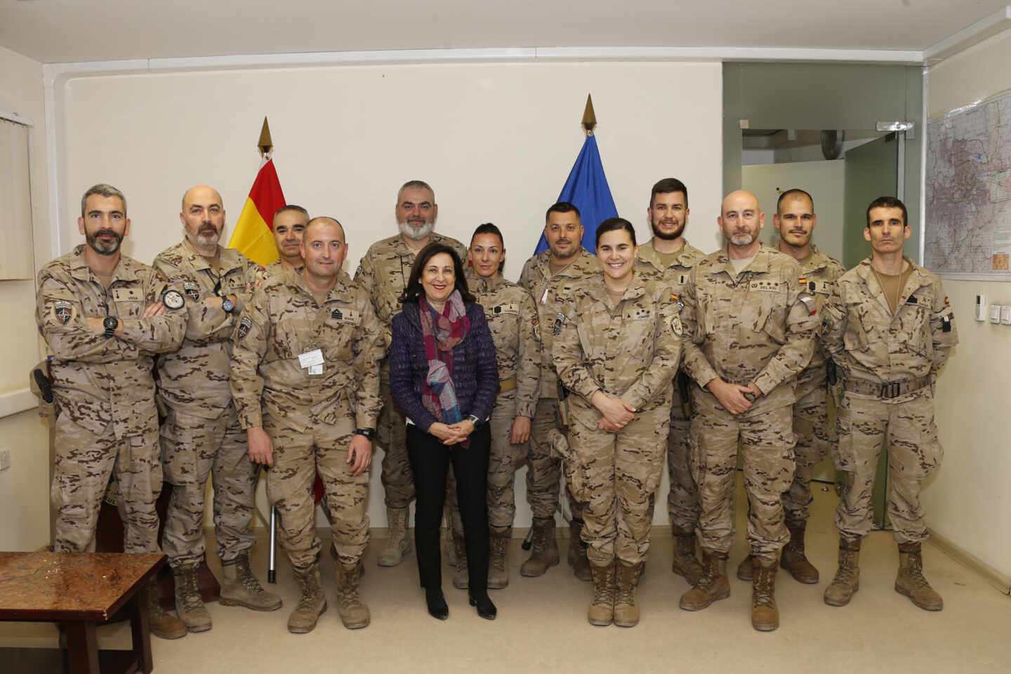 Margarita Robles, con las tropas españolas desplegadas en Kabul (Afganistán) en una visita en diciembre de 2018.