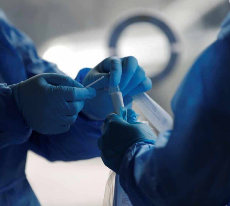 La incidencia sigue subiendo: España suma 10.328 casos y 388 muertes