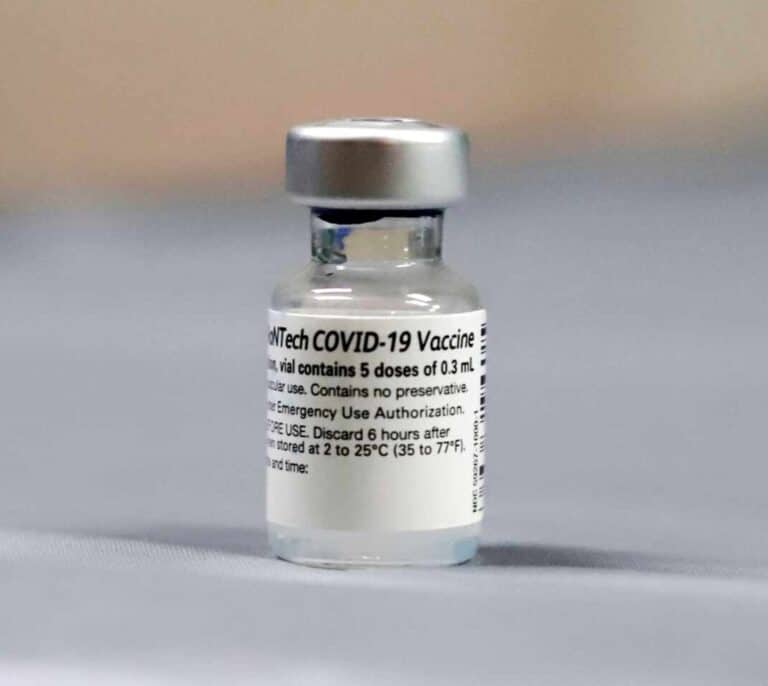 Las vacunas de Pfizer y Moderna reducen el riesgo de infección asintomática y de contagio