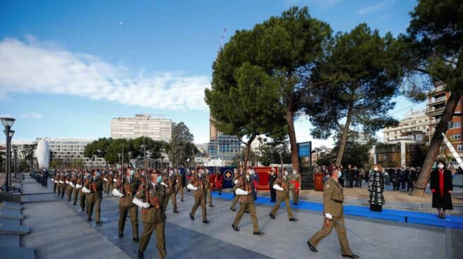 Día de la Constitución: desfile militar en la plaza de Colón (Madrid).