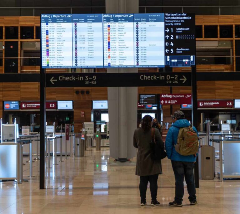 Una quincena de países europeos cierra fronteras con Reino Unido ante la nueva cepa del virus