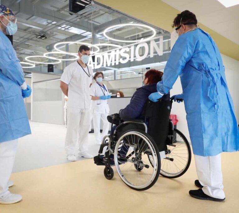 Una mujer de 63 años, primera paciente del Hospital Isabel Zendal de Madrid