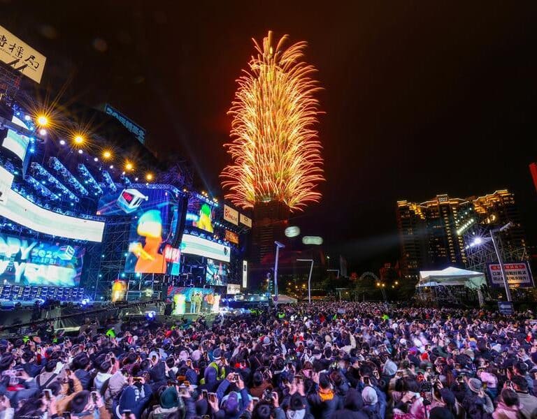 De la euforia en Wuhan al vacío de Madrid: así han recibido las grandes ciudades el 2021