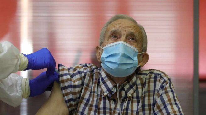 Nicanor, de 72 años, fue el primer madrileño en recibir la dosis de la vacuna de Pfizer en una residencia de Vallecas.