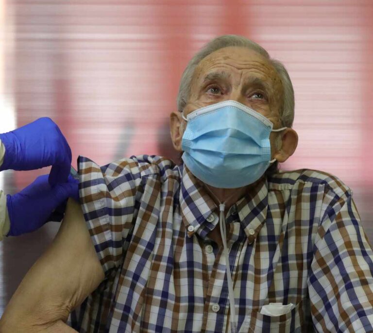 Madrid y Cataluña anuncian cambios en la vacunación ante el agotamiento de las dosis