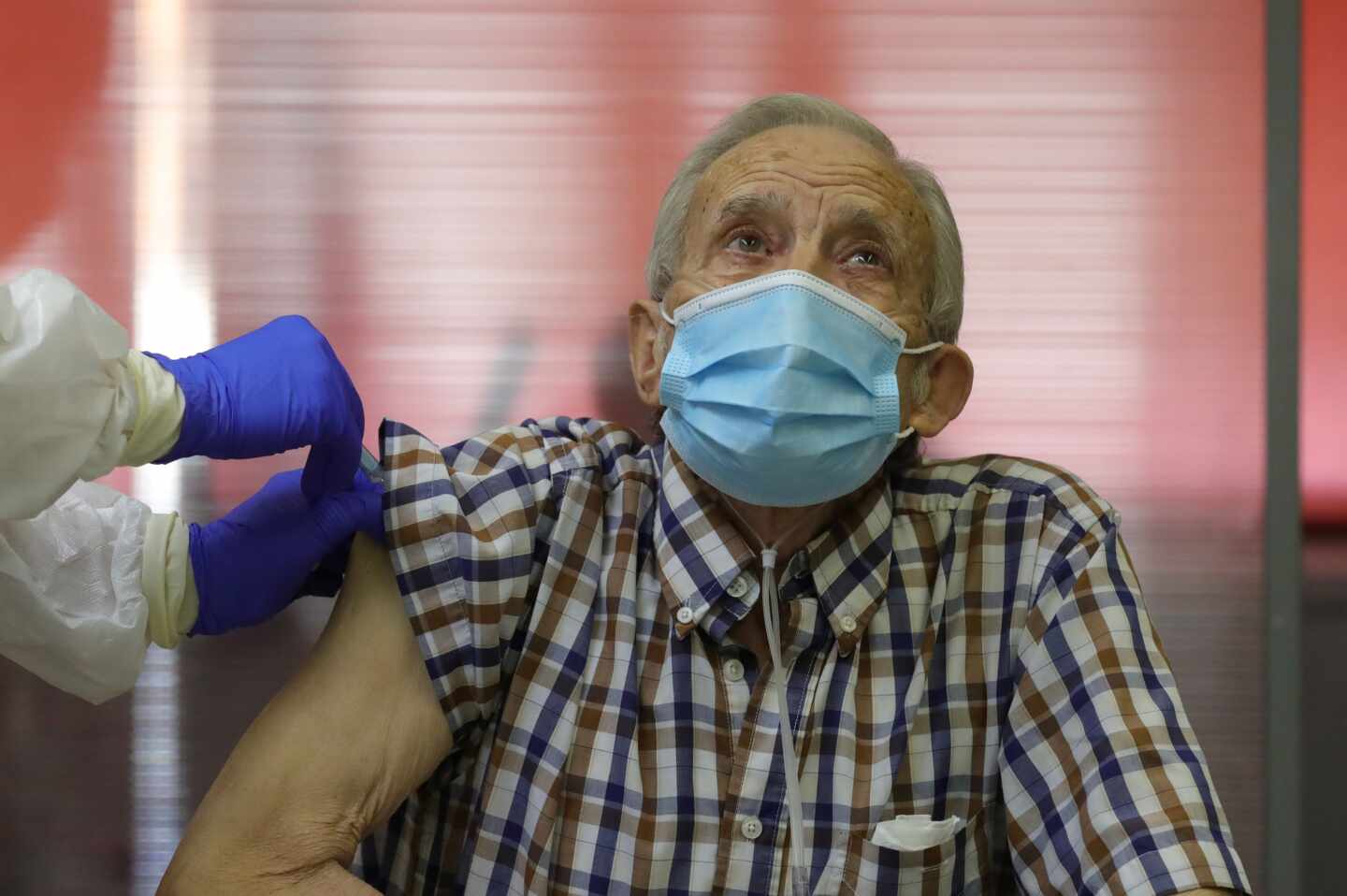 Nicanor, de 72 años, fue el primer madrileño en recibir la dosis de la vacuna de Pfizer en una residencia de Vallecas.