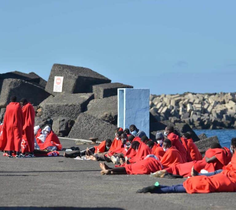 Detenidos en Valencia 16 inmigrantes procedentes de Canarias tras detectarse dos positivos