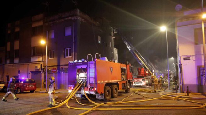 Una veintena de dotaciones de los Bomberos de la Generalitat trabajan en la extinción del incendio de una nave abandonada de Badalona.