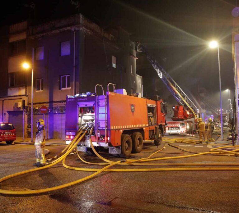 Al menos cinco heridos graves en  el incendio de una nave industrial okupada de Badalona