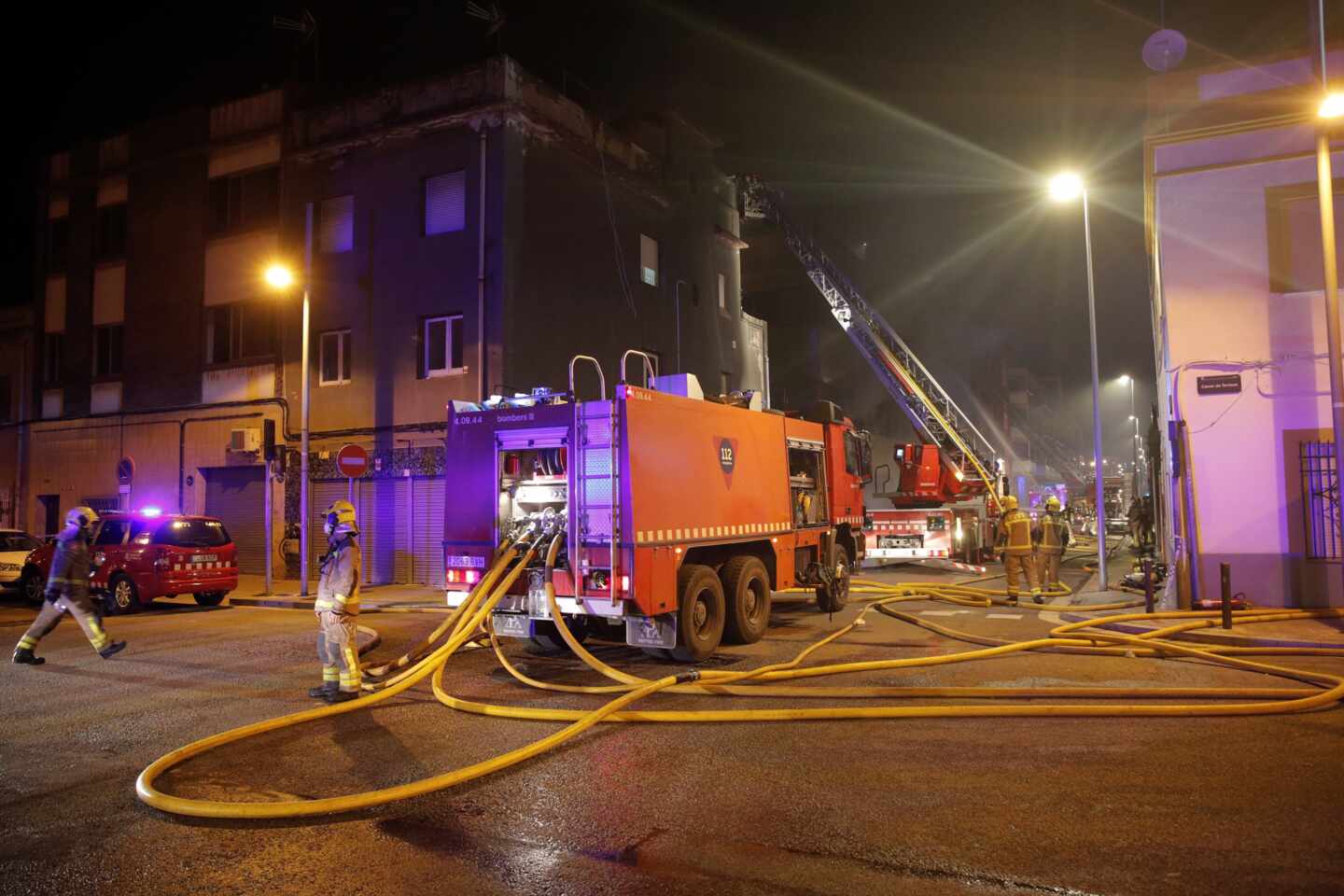 Al menos cinco heridos graves en  el incendio de una nave industrial okupada de Badalona