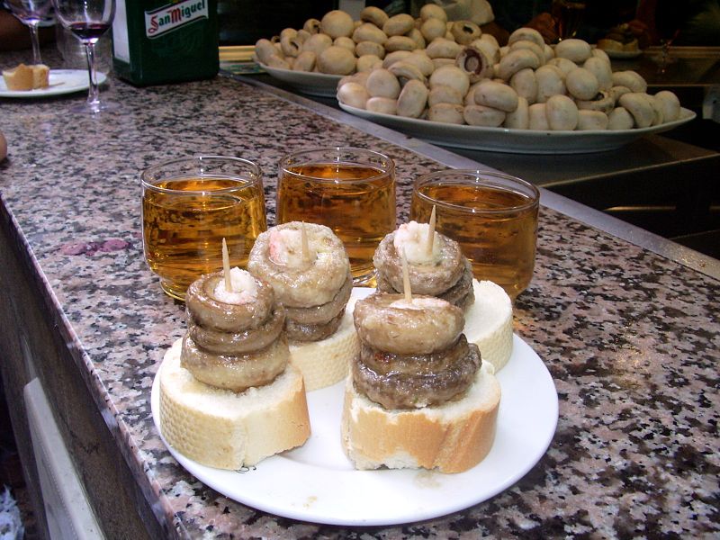 Típica tapa de 'champis' servida en el Bar Ángel de la Calle del Laurel de Logroño.