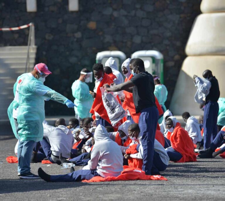 El SUP alerta del "efecto llamada" del traslado de migrantes desde Canarias a la Península