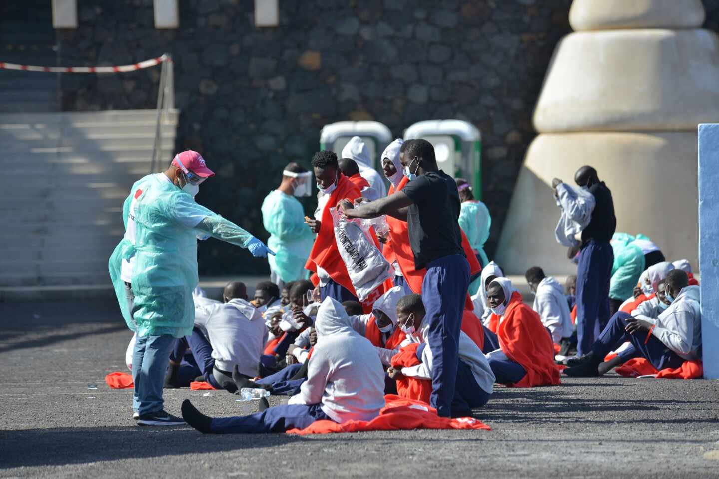 Una patera con 48 personas, una de ellas grave, llega a El Hierro