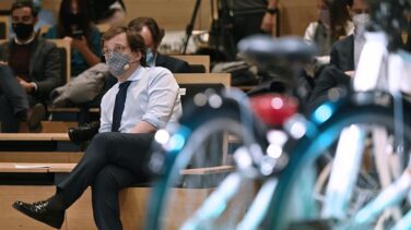 Almeida carga contra la "mala educación" de Sánchez por negar el saludo a Casado