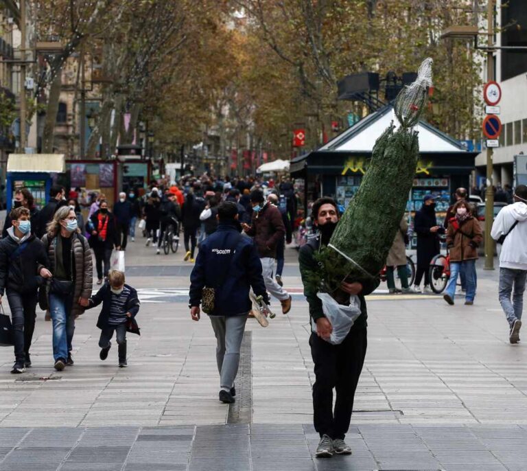 Cataluña permite abrir centros comerciales al 30% y moverse en la comarca