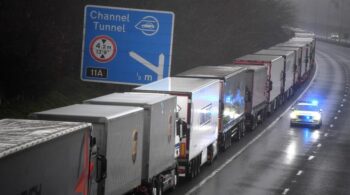 Camioneros españoles atrapados en el sur de Inglaterra: "Nos están tratando como animales"