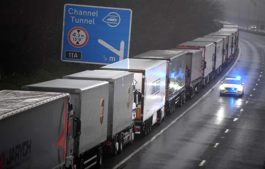 Camioneros españoles atrapados en el sur de Inglaterra: "Nos están tratando como animales"