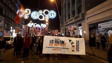 Unas 250 personas protestan contra la "represión" en una marcha con antorchas en Barcelona