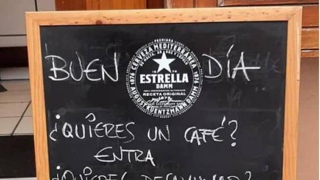 Una cafetería asturiana viraliza sus divertidos mensajes en la pizarra  dirigidos a los clientes