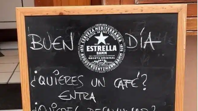 Una cafetería asturiana viraliza sus divertidos mensajes en la pizarra dirigidos a los clientes