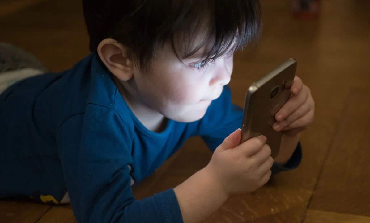 Un niño de 4 años salva a su madre al pedir ayuda a su familia enviando audios por WhatsApp