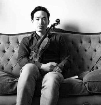 La historia de Aaron Lee, el violinista al que llevaron a una isla para "curarse" la homosexualidad