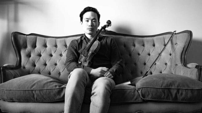 Aaron Lee, en el sofá de su salón con su violín