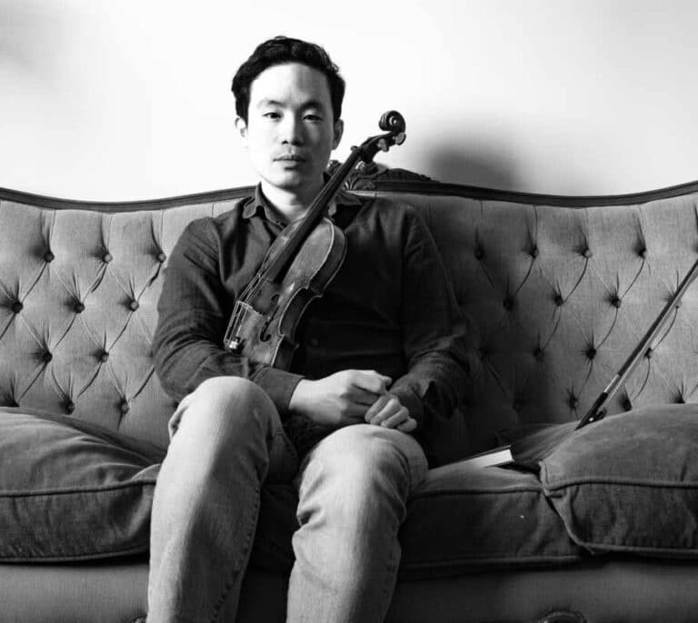 La historia de Aaron Lee, el violinista al que llevaron a una isla para "curarse" la homosexualidad