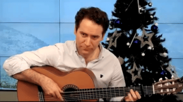 García Egea se pone a la guitarra con 'Navidad Flamenca' para felicitar las fiestas